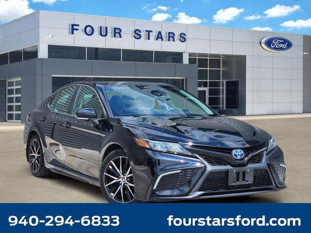 2022 Toyota Camry SE Hybrid's photo